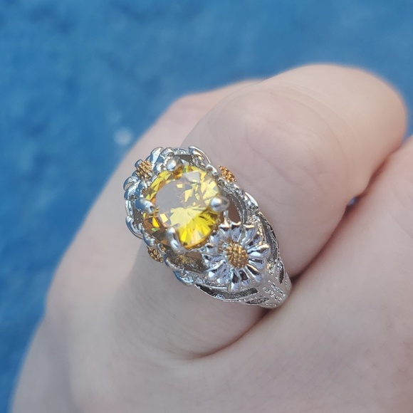 New Round Yellow Cubic Zirconia Daisy Silver Ring. - Picture 7 of 7